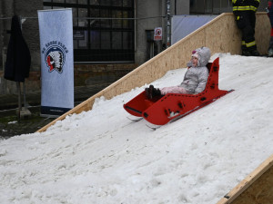 V centru města vyrostla sjezdovka, děti na ní mohou otestovat designové a hravé sáňky
