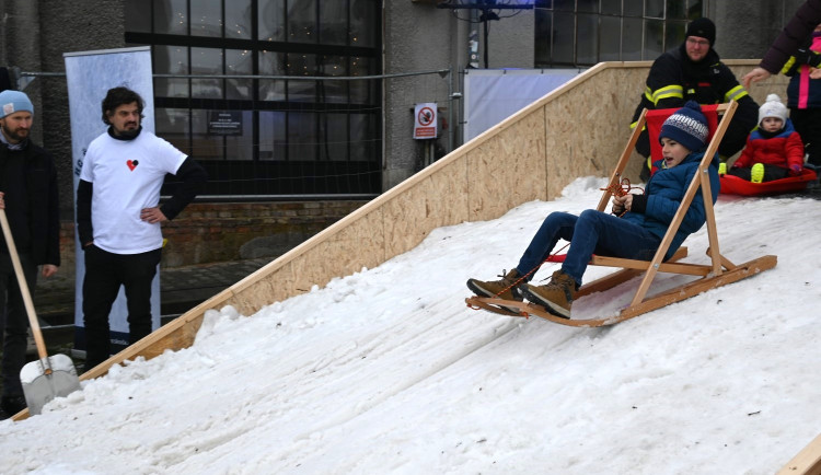 V centru města vyrostla sjezdovka, děti si na ní mohou vyzkoušet designové a hravé sáňky