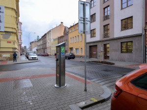 Bendova ulice prošla rekonstrukcí. Nové jsou chodníky, silnice i parkovací místa