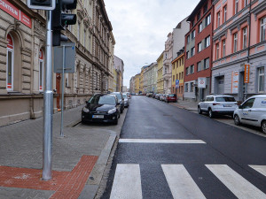 Bendova ulice prošla rekonstrukcí. Nové jsou chodníky, silnice i parkovací místa