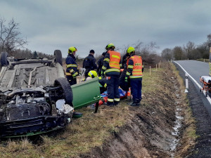 Řidička utrpěla těžké zranění, když její auto vyletělo ze silnice a na poli se převrátilo na střechu