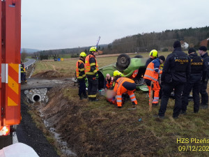 Řidička utrpěla těžké zranění, když její auto vyletělo ze silnice a na poli se převrátilo na střechu