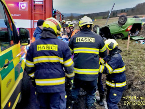 Řidička utrpěla těžké zranění, když její auto vyletělo ze silnice a na poli se převrátilo na střechu