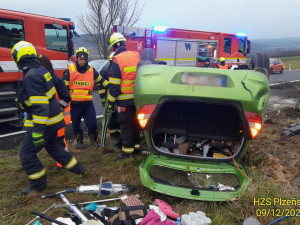 Řidička utrpěla těžké zranění, když její auto vyletělo ze silnice a na poli se převrátilo na střechu