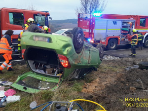 Řidička utrpěla těžké zranění, když její auto vyletělo ze silnice a na poli se převrátilo na střechu