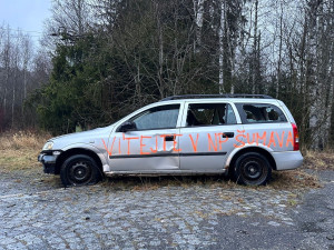 Už rok hyzdí NP Šumava odstavený autovrak. Neznámý vtipálek ho opatřil nápisem, jenž vítá v národním parku