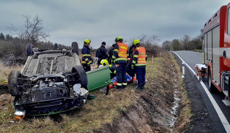 Řidička utrpěla těžké zranění, když její auto vyletělo ze silnice a na poli se převrátilo na střechu