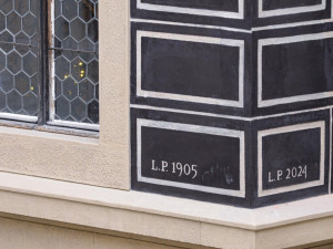 Restaurátoři obnovili sgrafitovou výzdobu na malém dvorku renesanční radnice, použili historické technologie