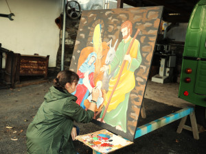 Aneta Szkanderová maluje některé postavy betlému