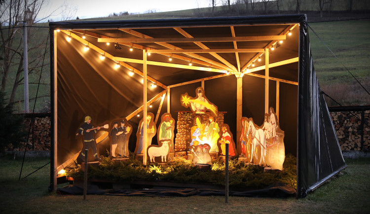 Šumavští hasiči z maličké obce vytvořili unikátní betlém. Základem jsou reálné postavy jejich sboru
