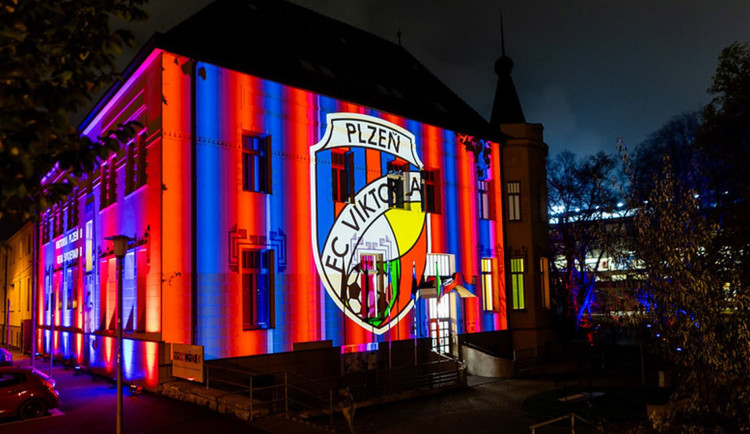 Plzeň se před zápasem se slavným Manchesterem zabarvila do červenomodré