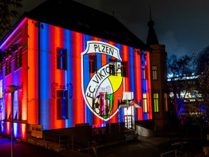 Plzeň se před zápasem se slavným Manchesterem zabarvila do červenomodré