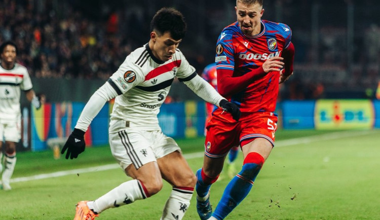 Fotbalisté Plzně neudrželi vedení a s Manchesterem gólem v závěru utkání prohráli 1:2