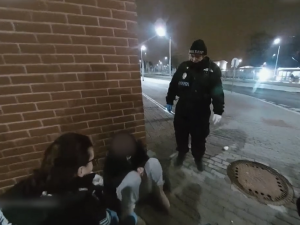 VIDEO: Jsem dobrá, tvrdila žena se zakrváceným obličejem, nadýchala 4,5 promile