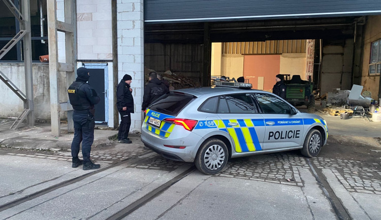 Lupič vyzbrojený krátkou zbraní přepadl pobočku pošty. Police se mu bleskově dostala na stopu