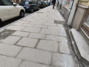 Měsíc po ukončení rekonstrukce za 77 milionů není dlažba v historické části města v optimálním stavu