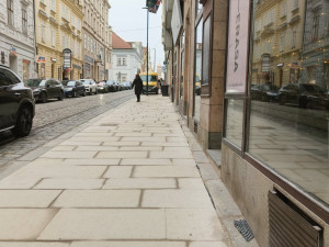 Měsíc po ukončení rekonstrukce za 77 milionů není dlažba v historické části města v optimálním stavu