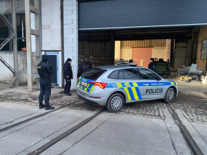 Lupič vyzbrojený krátkou zbraní přepadl pobočku pošty. Police se mu bleskově dostala na stopu