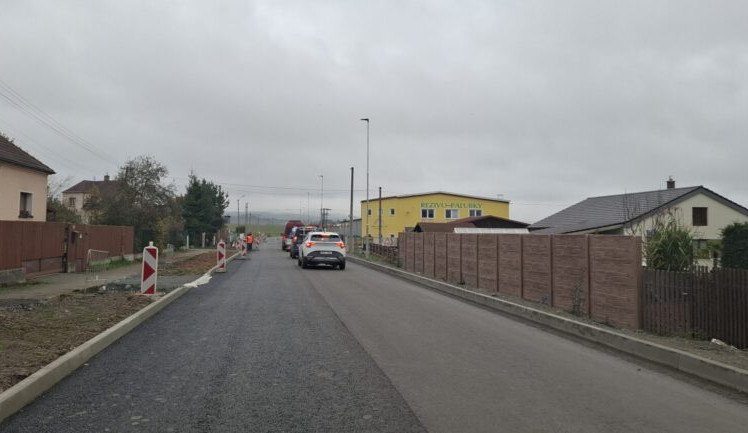 Dočasně končí opravy silnice I/19 v Nezvěsticích na Plzeňsku. Průtah obcí bude opět průjezdný bez větších omezení