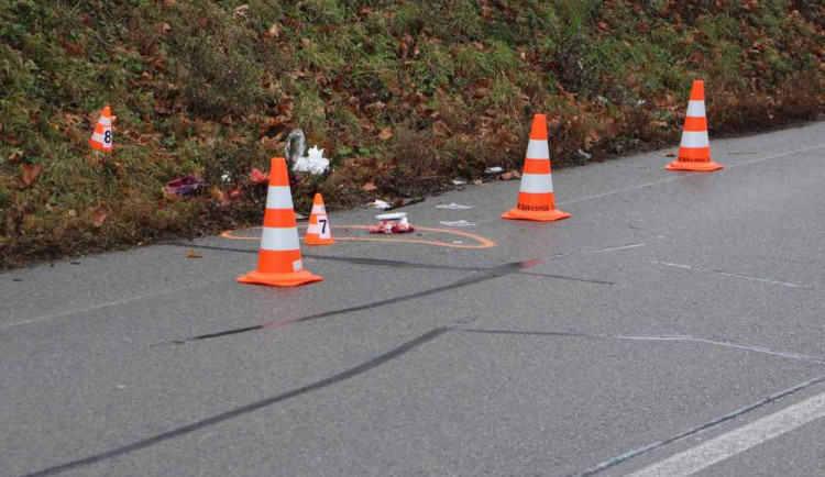 Další tragická nehoda. Chodec nepřežil střet s projíždějícím autem