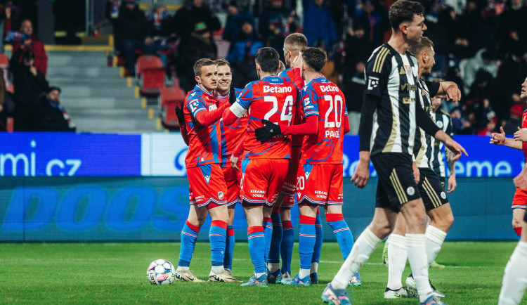 Fotbalisté Plzně rozdrtili Budějovice 7:2 a na vedoucí Slavii ztrácejí sedm