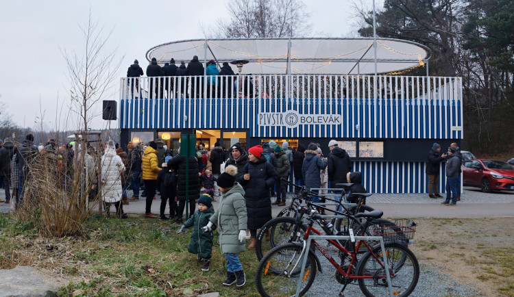 Nový stánek s občerstvením u Boleváku měl premiérovou otevíračku. Lidé diskutují nad jeho vzhledem