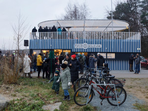 Nový stánek s občerstvením u Boleváku měl premiérovou otevíračku. Lidé diskutují nad jeho vzhledem