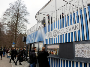 Nový stánek s občerstvením u Boleváku měl premiérovou otevíračku. Lidé diskutují nad jeho vzhledem