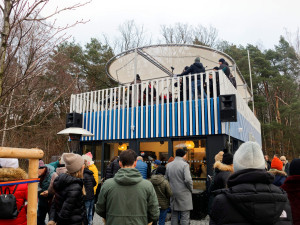 Nový stánek s občerstvením u Boleváku měl premiérovou otevíračku. Lidé diskutují nad jeho vzhledem