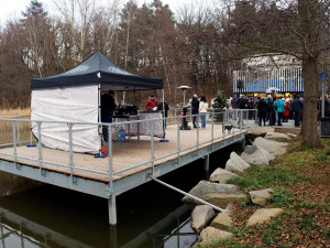 Nový stánek s občerstvením u Boleváku měl premiérovou otevíračku. Lidé diskutují nad jeho vzhledem