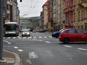 Město zavedlo semafor, který pozná vůz MHD a pouští ho první