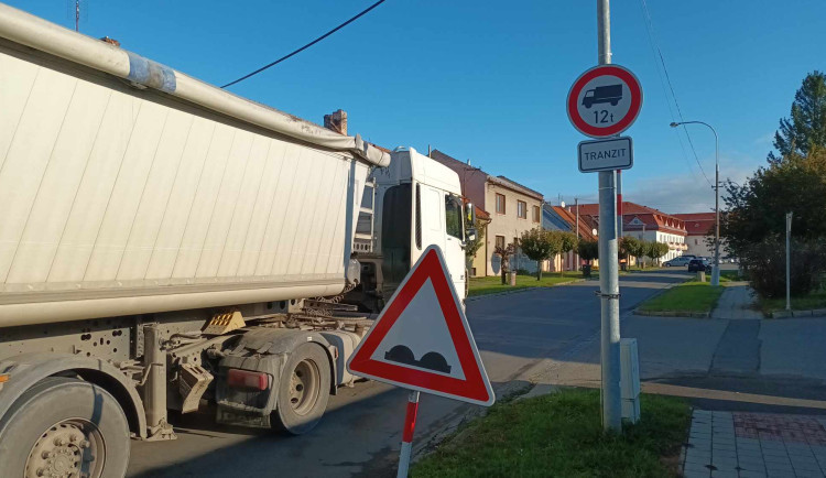 Zákaz tranzitu těžkých kamionů z Olomouce do Kojetína bude platit ještě rok. Co bude potom, se uvidí