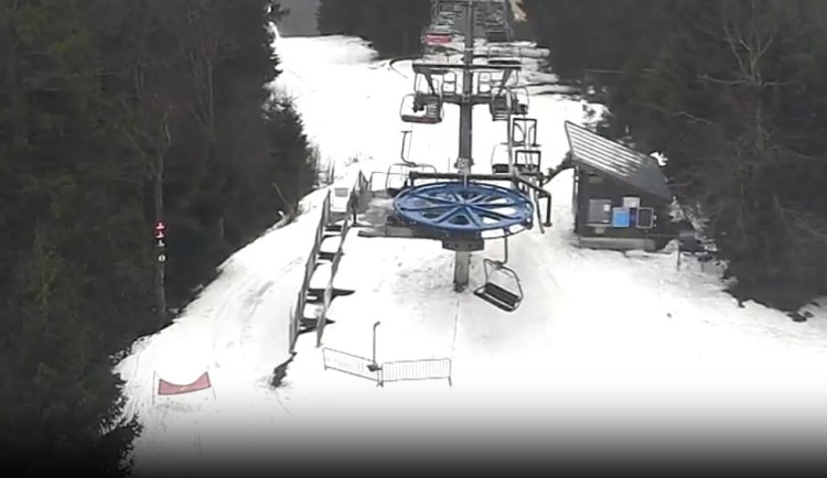 Aktuální záběr na konečnou lanovky na vrcholku Špičáku