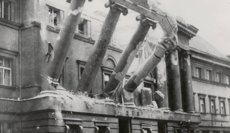 Bomba zasáhla i Městské lázně