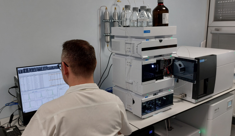 Fakultní nemocnice začala s moderním dávkováním léčiv, pomáhá jí s tím zařízení za více než 10 milionů