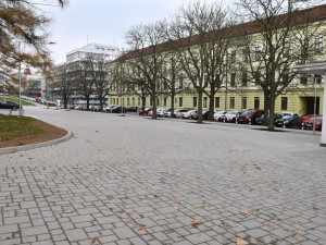 Za šest milionů upravilo město Plzeň bočné prostranství před zimním stadionem v Třebízského ulici