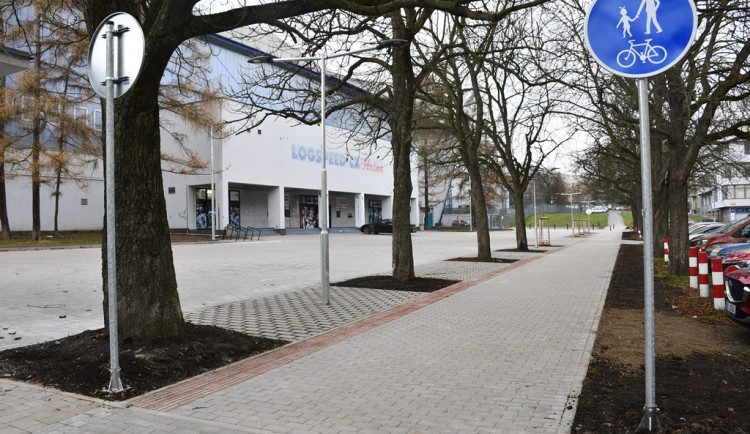 Za šest milionů upravilo město Plzeň boční prostranství před zimním stadionem v Třebízského ulici