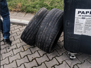 Muži vyházeli z černého mercedesu ojeté pneumatiky, místo do sběru je odhodili za benzinku