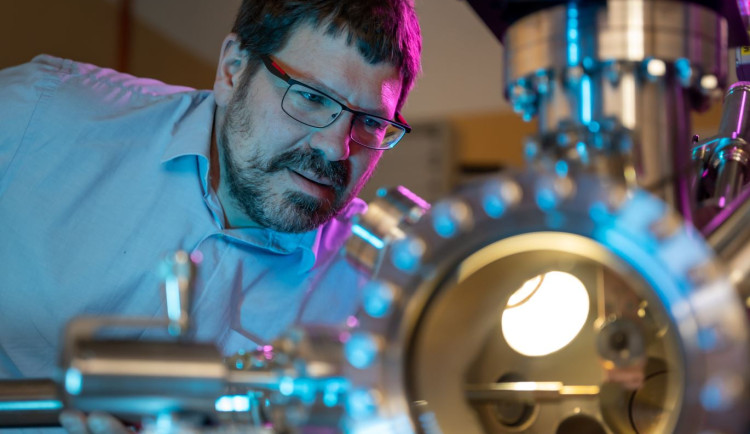 Ján Minár v laboratoři SARPES na NTC ZČU