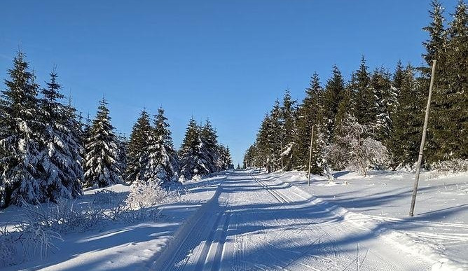 Na Šumavě klesly teploty pod minus 16 stupňů, meteorologové varují před náledím