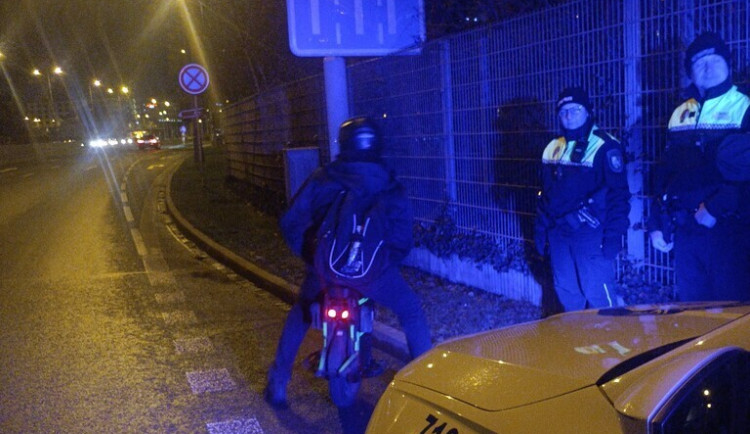 Podnapilý muž na jednokolce prosvištěl křižovatkou na červenou, údajně spěchal do práce