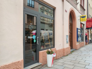 Místo grilovaných kuřas se teď v prostorách bývalého grillu servírují burgery