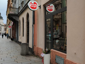 Místo grilovaných kuřas se teď v prostorách bývalého grillu servírují burgery