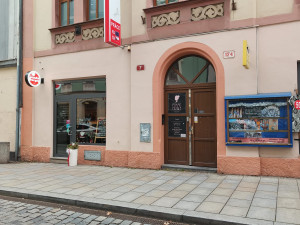 Místo grilovaných kuřas se teď v prostorách bývalého grillu servírují burgery