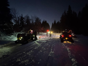 Šestiletý chlapec utrpěl otevřenou zlomeninu, vrtulník záchranářů zasahuje na Šumavě denně