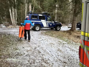 Šestiletý chlapec utrpěl otevřenou zlomeninu, vrtulník záchranářů zasahuje na Šumavě denně