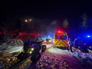 Šestiletý chlapec utrpěl otevřenou zlomeninu, vrtulník záchranářů zasahuje na Šumavě denně