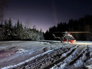 Šestiletý chlapec utrpěl otevřenou zlomeninu, vrtulník záchranářů zasahuje na Šumavě denně
