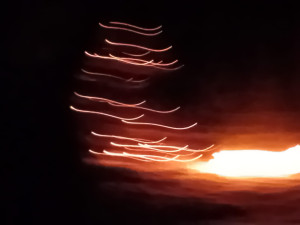 Z nejprudší české sjezdovky se při legendární silvestrovské jízdě spustilo 48 lyžařů se zapáleními pochodněmi