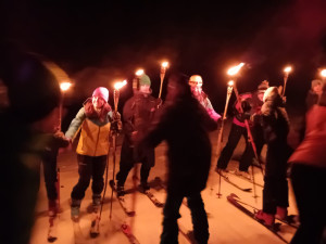 Z nejprudší české sjezdovky se při legendární silvestrovské jízdě spustilo 48 lyžařů se zapáleními pochodněmi